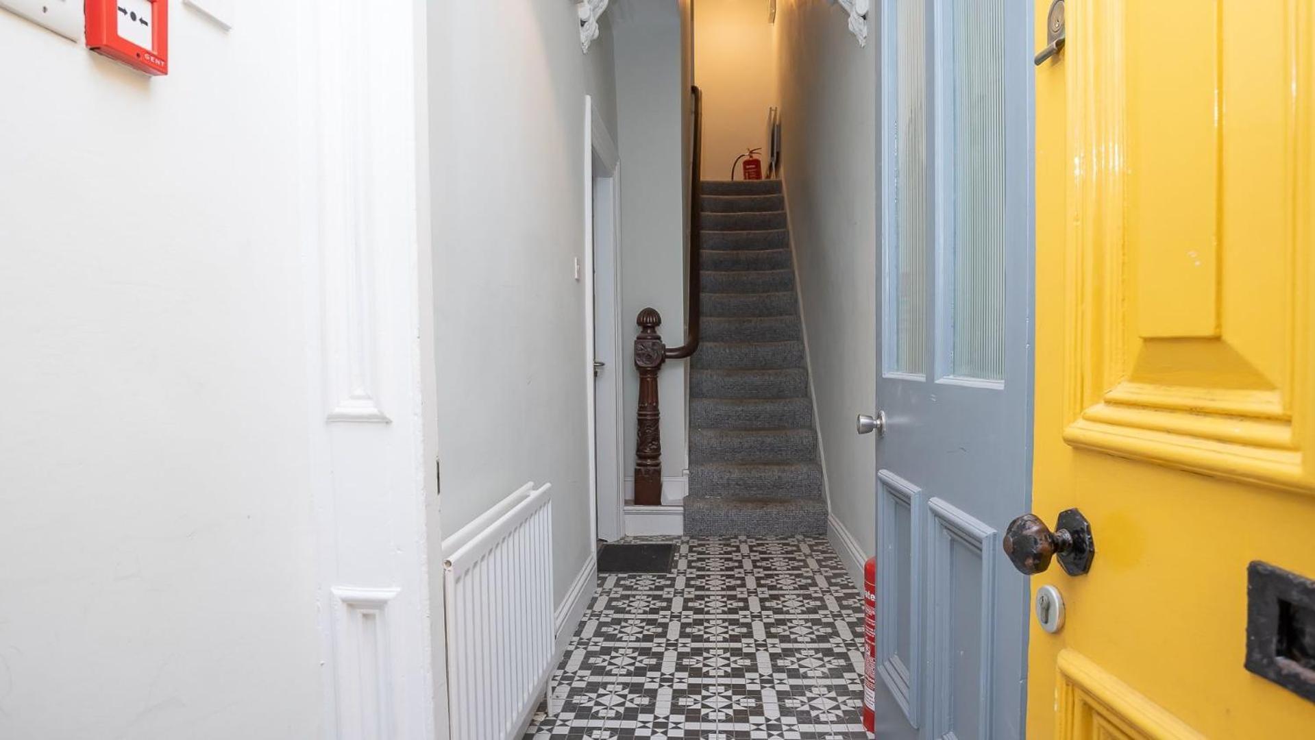 1 Bdr At Queens Uni By Breaks Apartment *