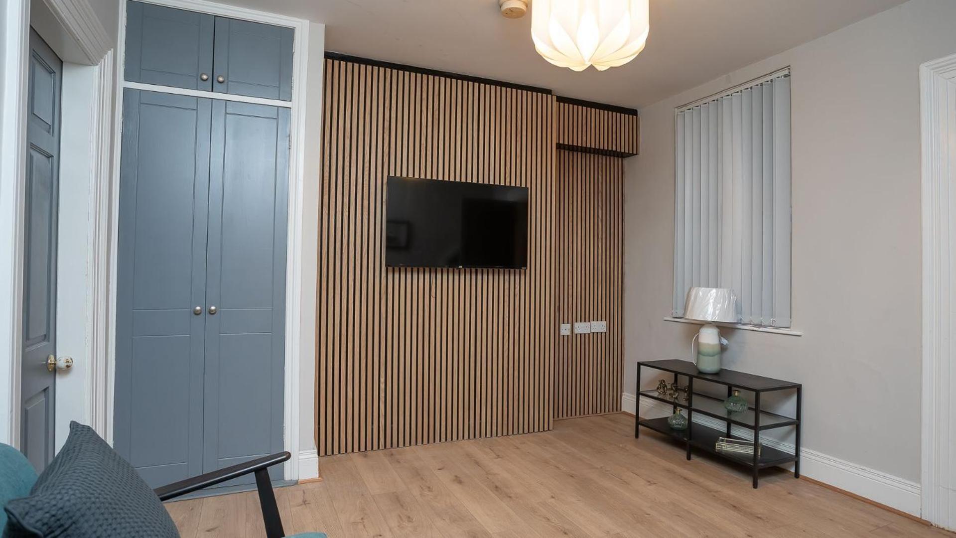 1 Bdr At Queens Uni By Breaks Apartment *