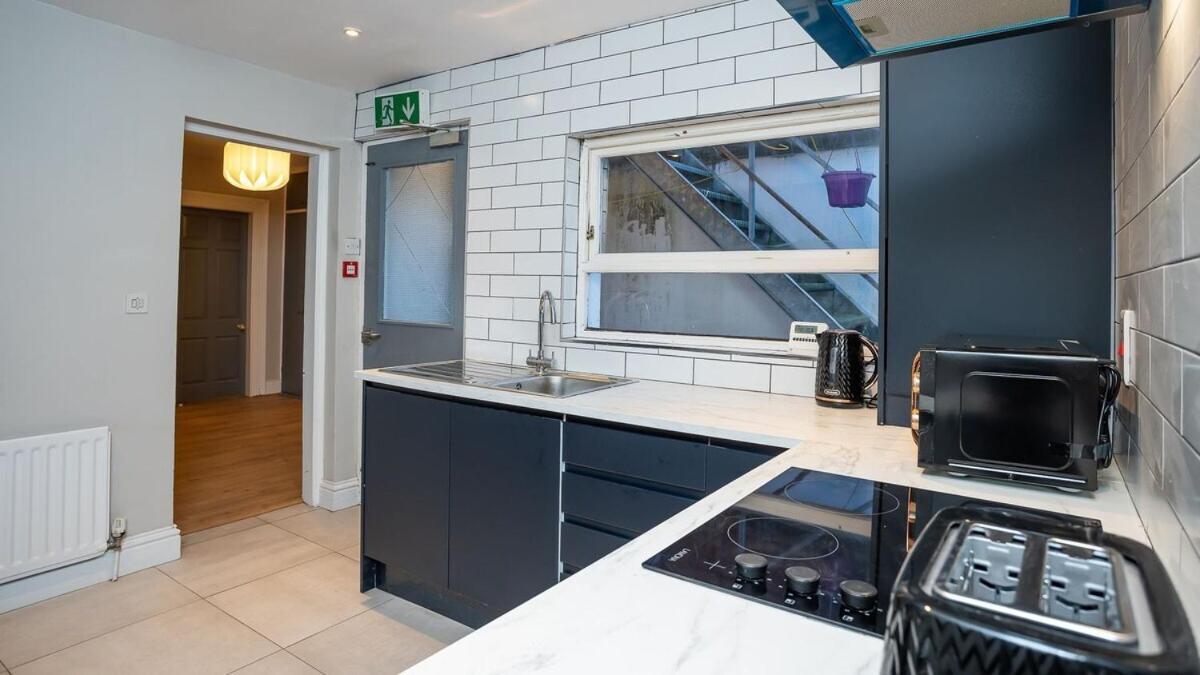 1 Bdr At Queens Uni By Breaks * Belfast