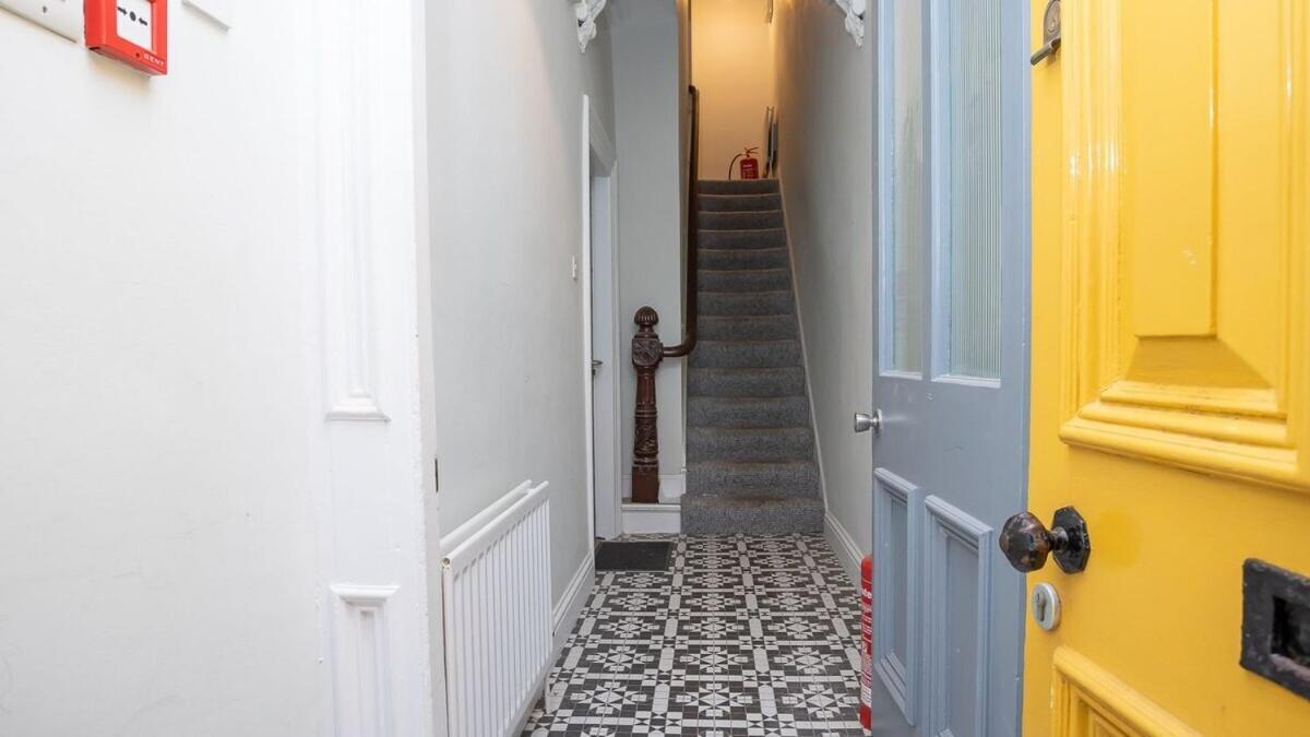 1 Bdr At Queens Uni By Breaks Apartment