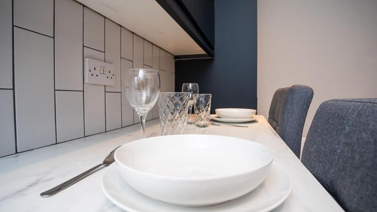 1 Bdr At Queens Uni By Breaks Apartment *