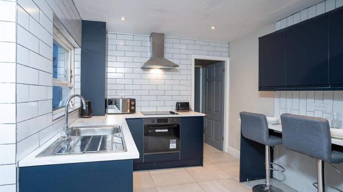 1 Bdr At Queens Uni By Breaks Apartment *