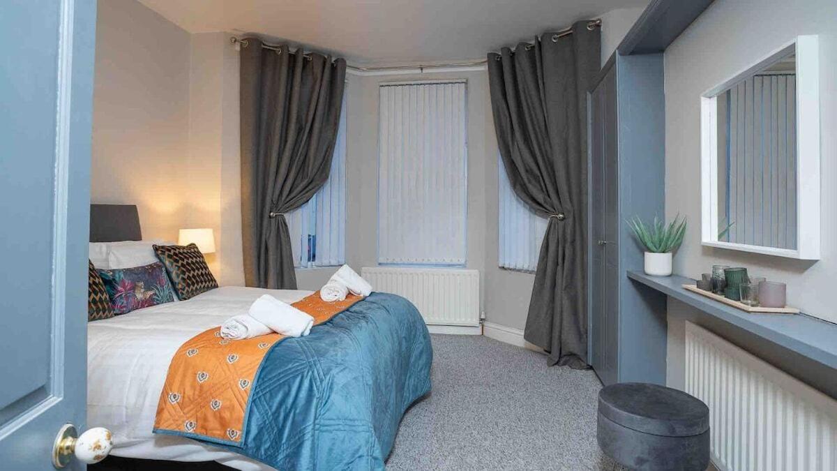 1 Bdr At Queens Uni By Breaks Apartment