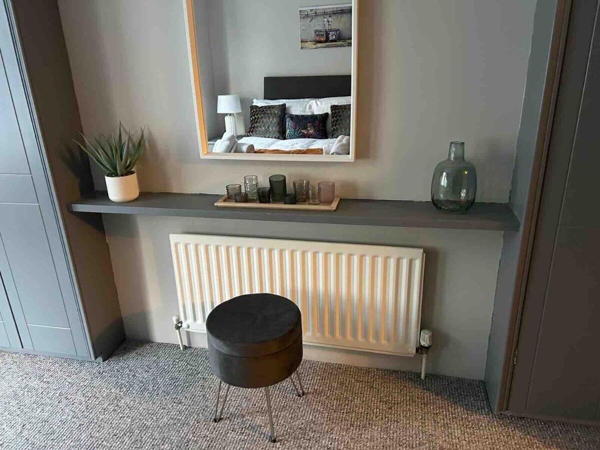 1 Bdr At Queens Uni By Breaks Apartment Belfast